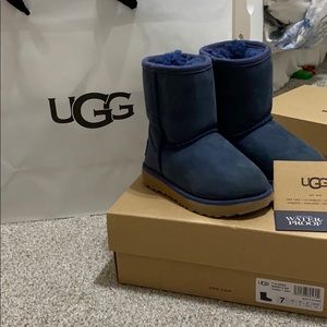 Like new waterproof navy uggs